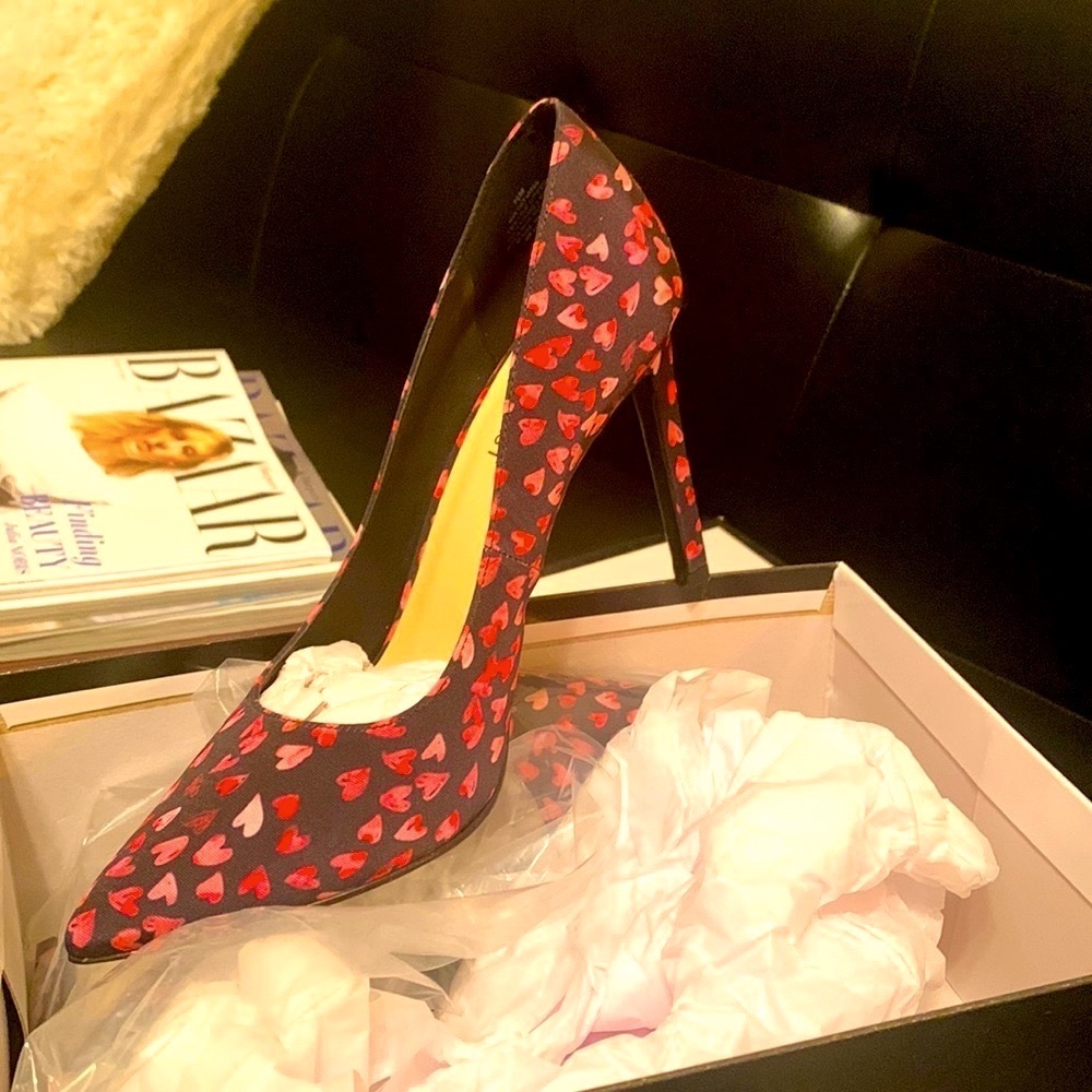 Nine West Tatiana Point Toe Stiletto Heart Print Classic Pump NIB